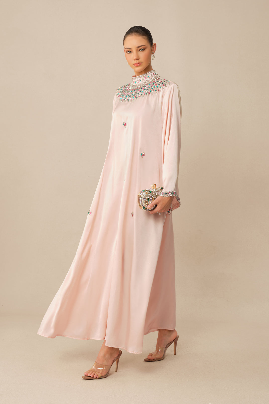 Model trägt das elegante Maxikleid mit Strass