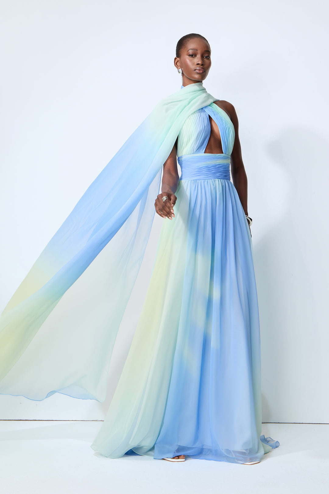 Model trägt das nachtblaue Maxikleid