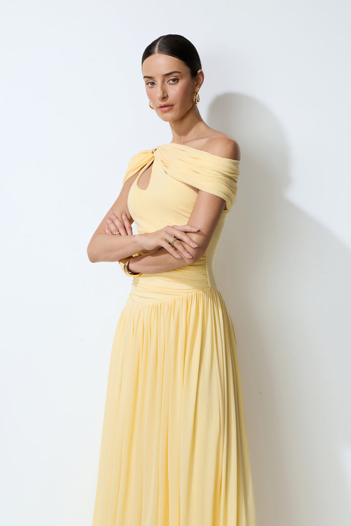 Model trägt das gelbe Maxikleid - KYMA