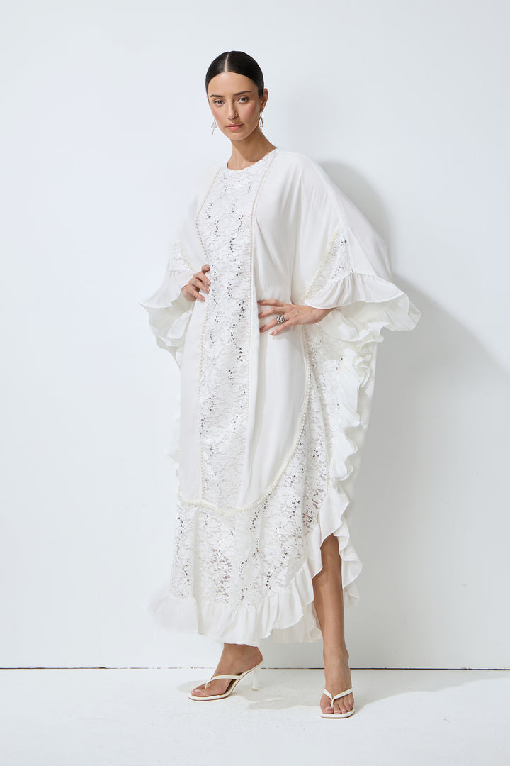 Model trägt das elegante weiße Maxi-Kleid - KYMA