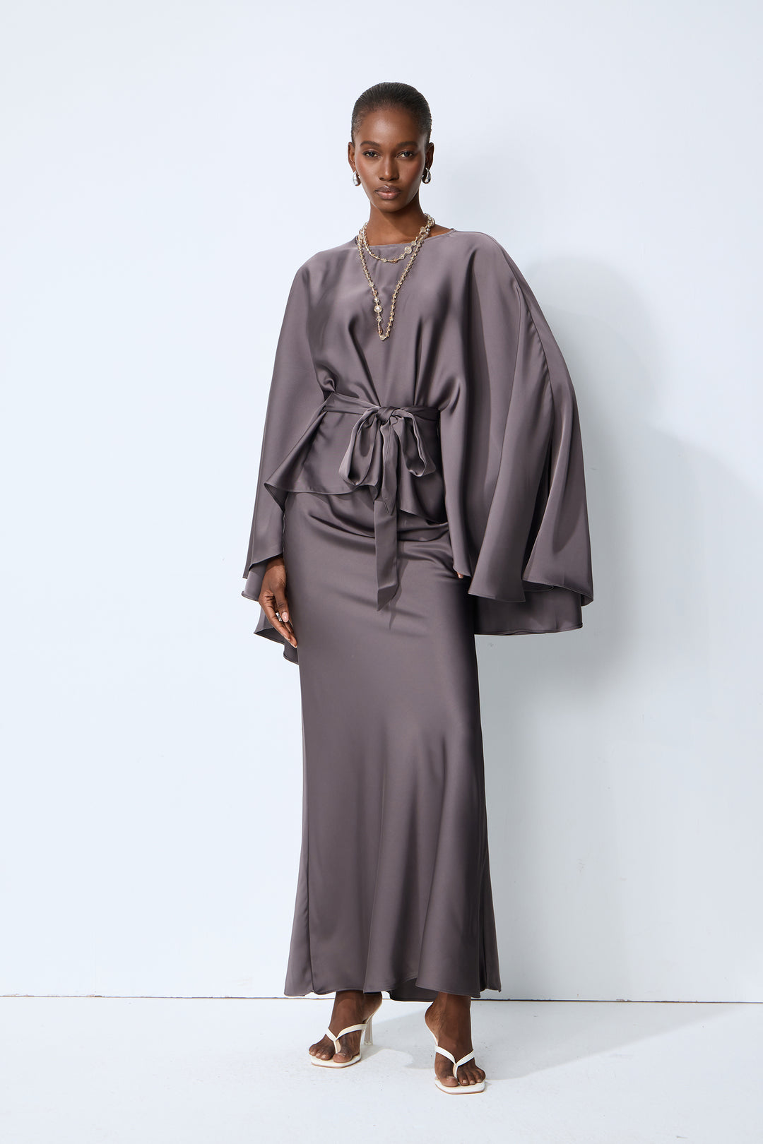 Graues Satin-Cape-Ärmel-Top und Rock Set Vorderansicht - KYMA