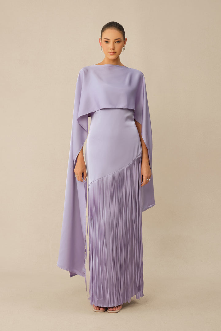 Elegantes violettes Satin-Maxikleid-Set mit Cape und Fransen vorne, KYMA