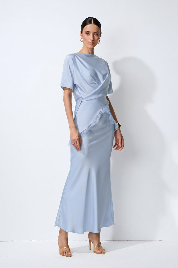 Blaues Satin-Set mit Spitzenbesatz an der Bluse und Midirock, vorne flach liegend - KYMA
