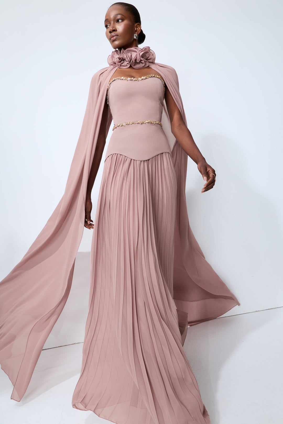 Elegantes Set mit Kristall-Verzierung und Umhang – KYMA