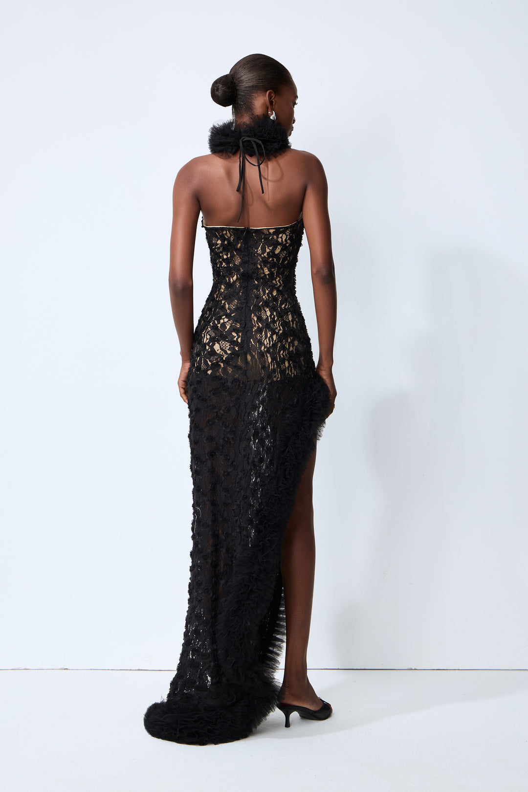 Der hohe Schlitz des Maxikleids