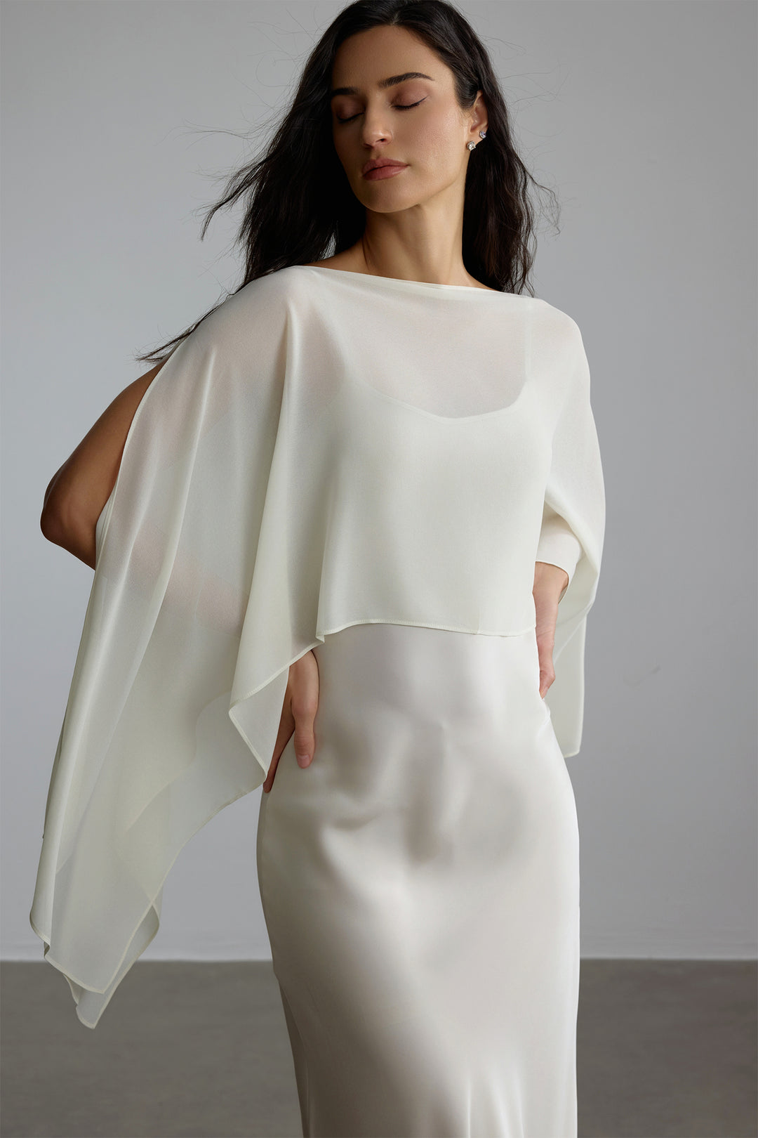 Elena Spaghettiträger-Maxikleid mit Cape-Bluse am Model - KYMA