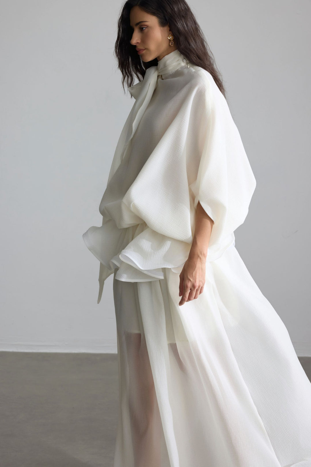 Detailaufnahme des Bindekragens am Eliza Maxikleid – KYMA