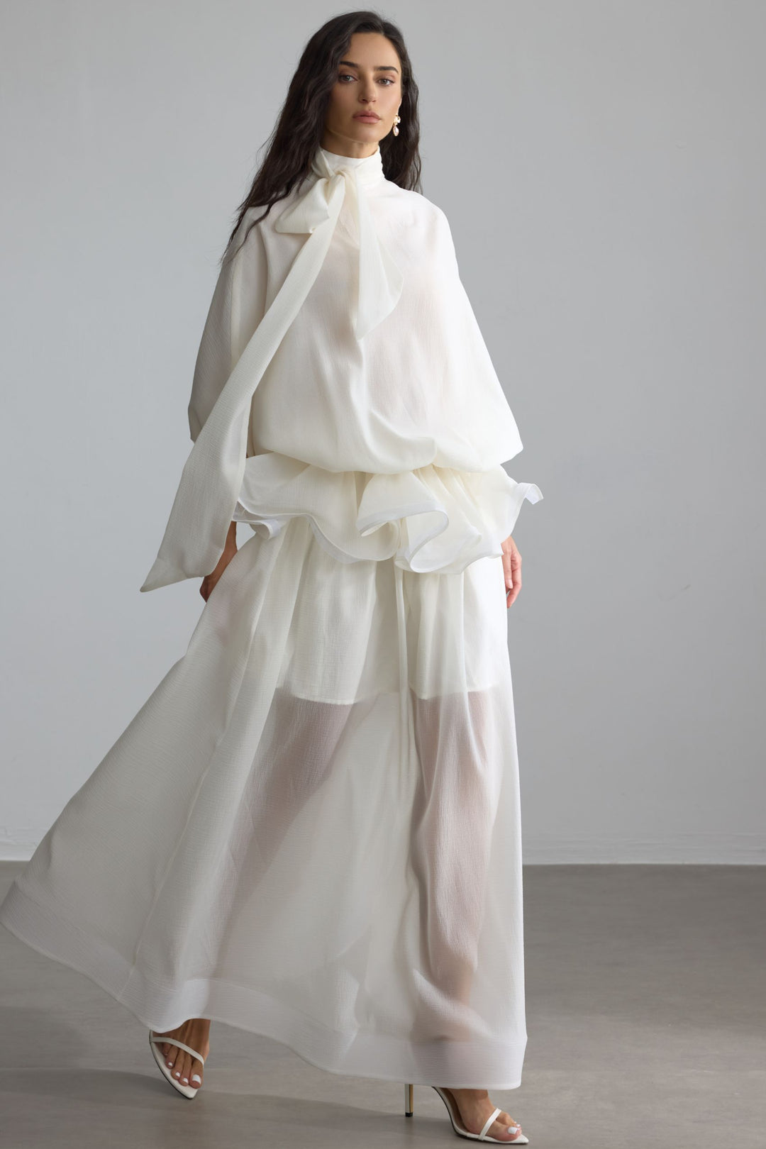 Halbtransparenter Stoff des Eliza Maxikleids – KYMA