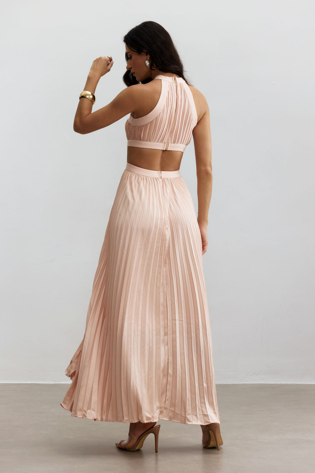 Eliza Plissiertes Cutout Maxikleid mit Gürtel - KYMA