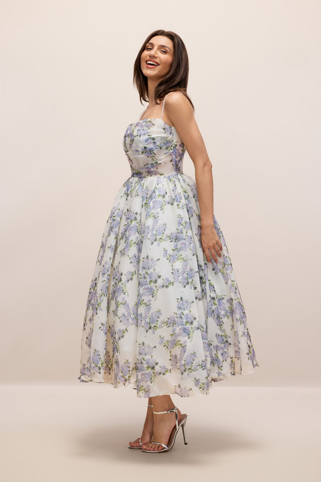 Ella Blumenmuster Chiffon Midikleid bei einer Gartenhochzeit - KYMA