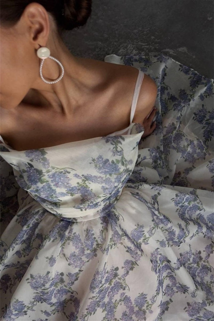 Ella Geblümtes Chiffon Midi-Kleid beim Spaziergang - KYMA