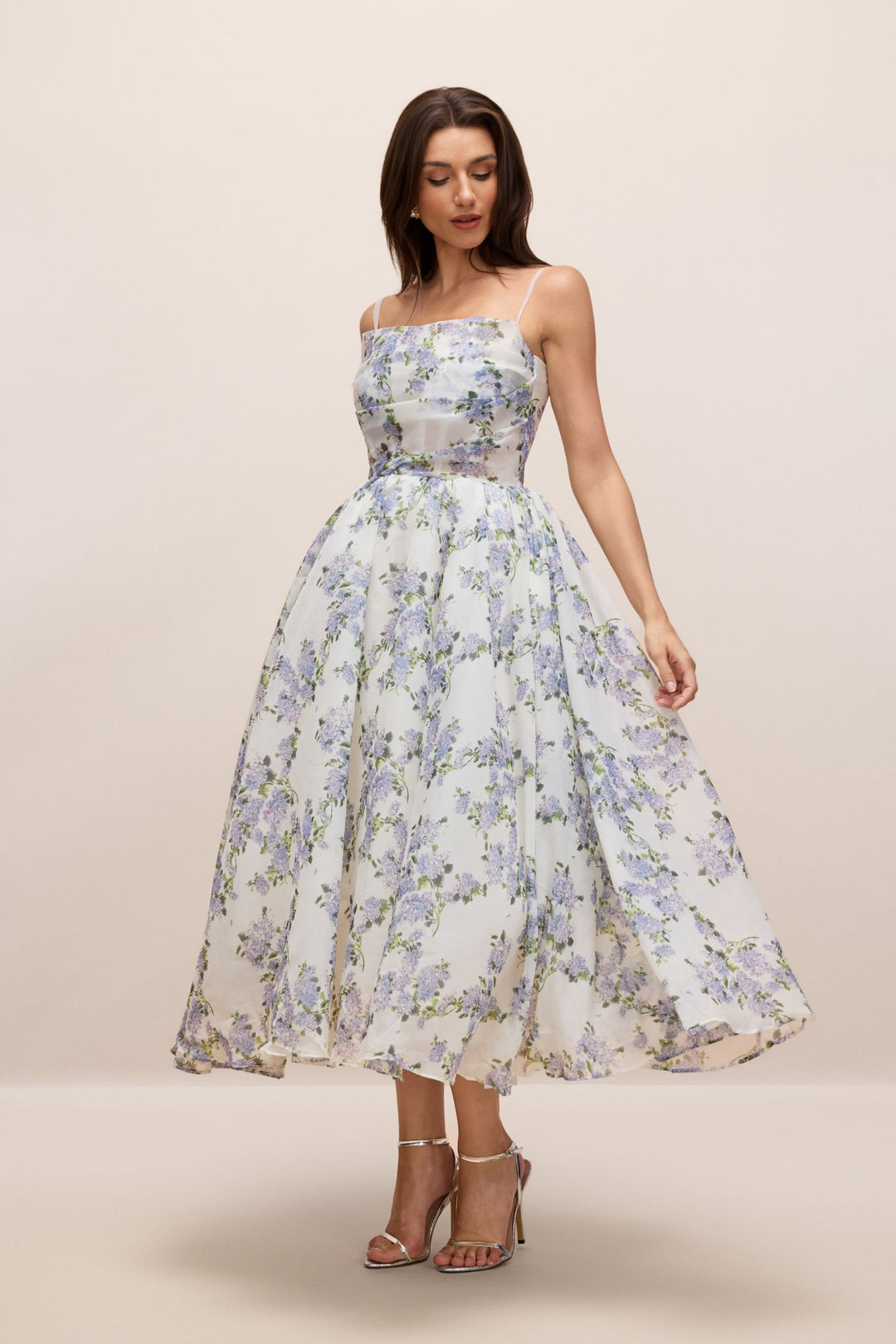 Ella Geblümtes Chiffon Midi-Kleid getragen bei einer Gartenhochzeit - KYMA