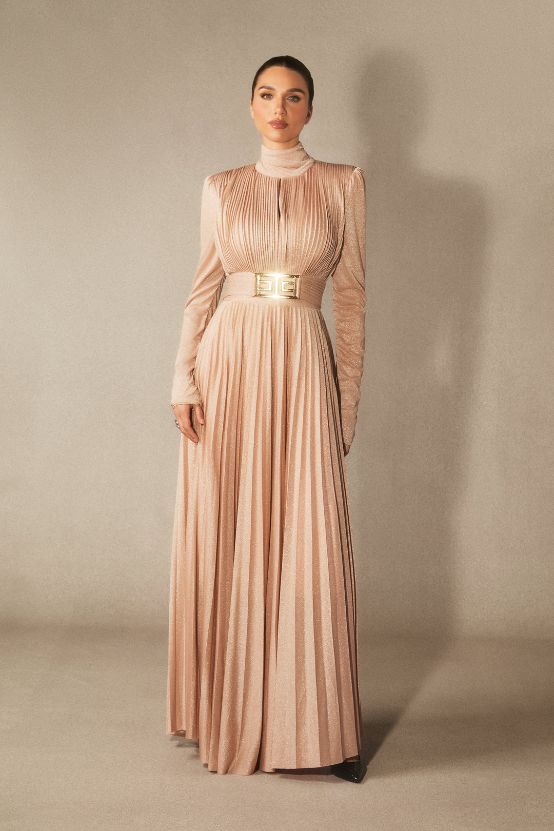 Elsie Metallic plissiertes Maxikleid mit Gürtel Vorderansicht KYMA