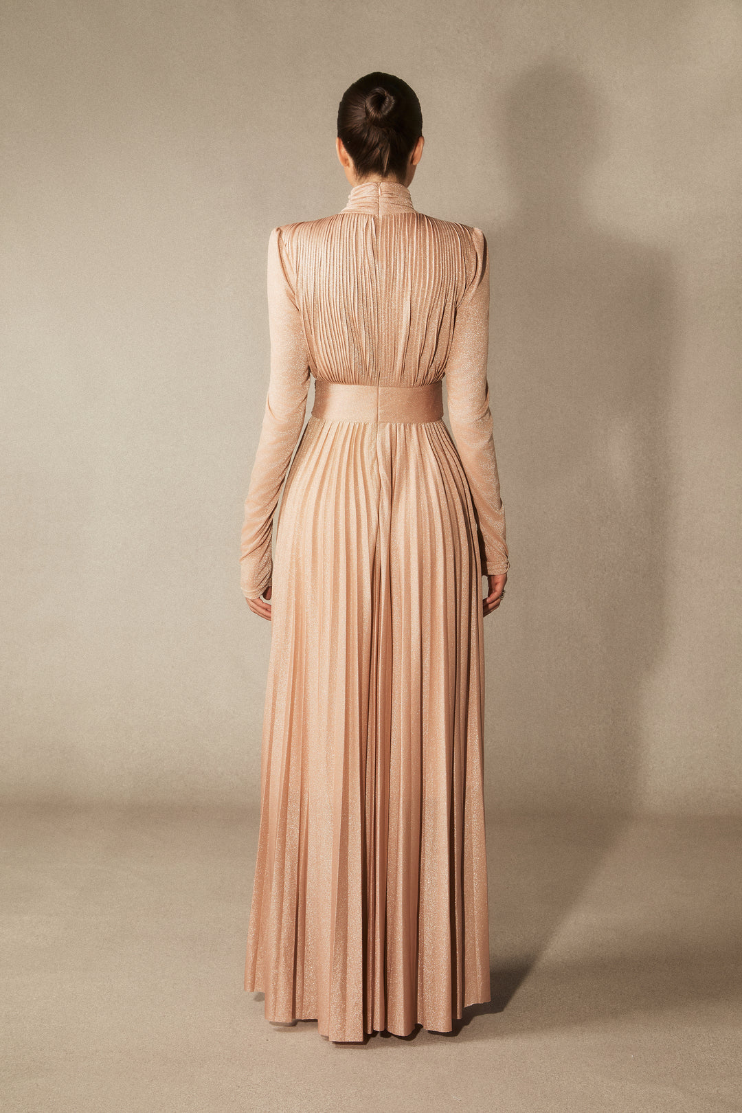 Elsie Kleid in voller Länge auf einem Model KYMA