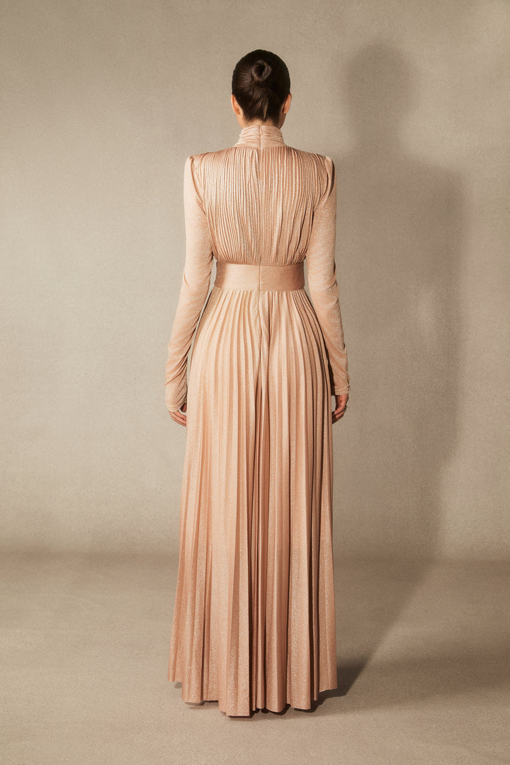 Elsie Kleid in voller Länge auf einem Model KYMA