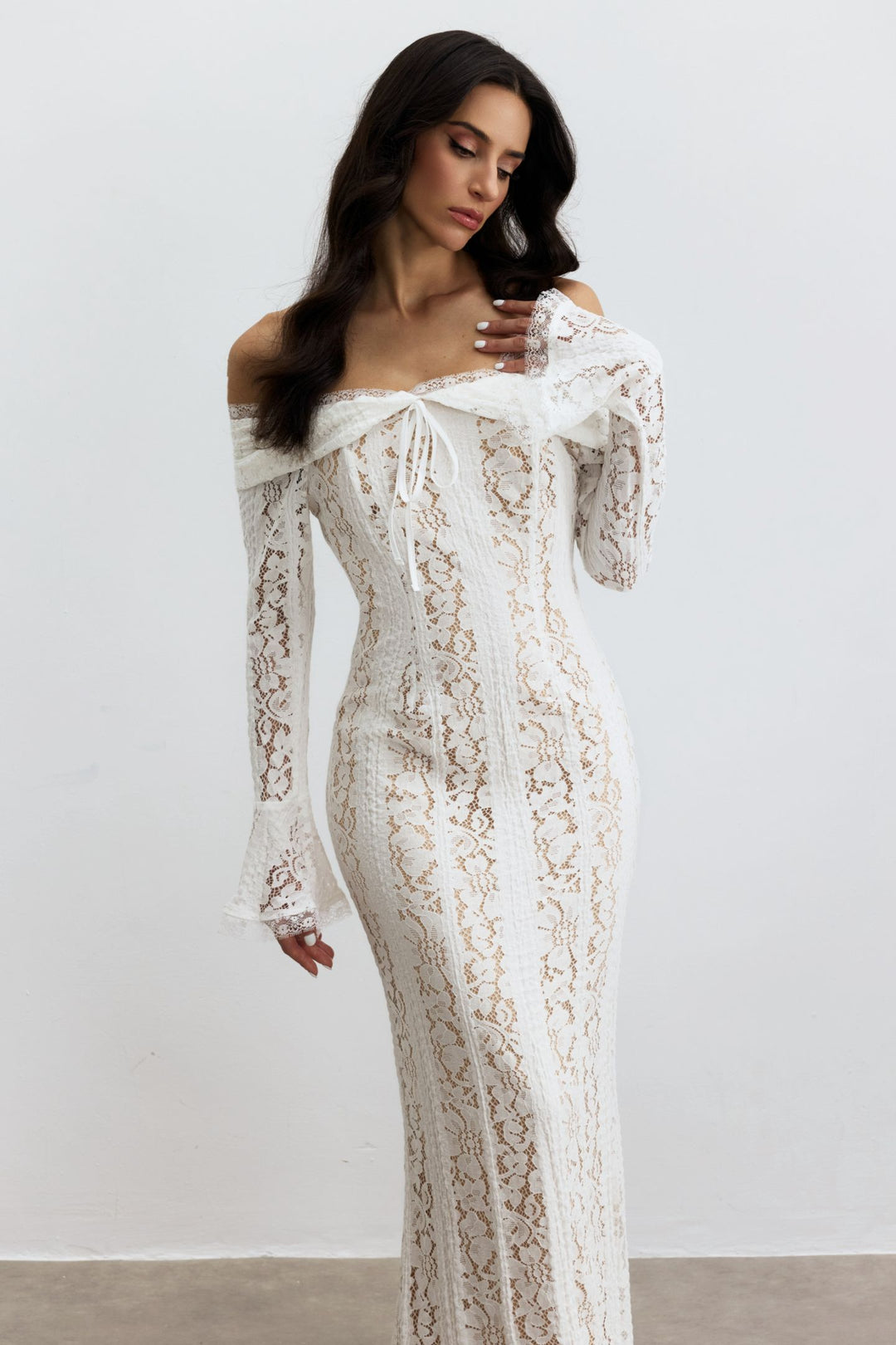 Model trägt das Emily schulterfreie Maxikleid - KYMA