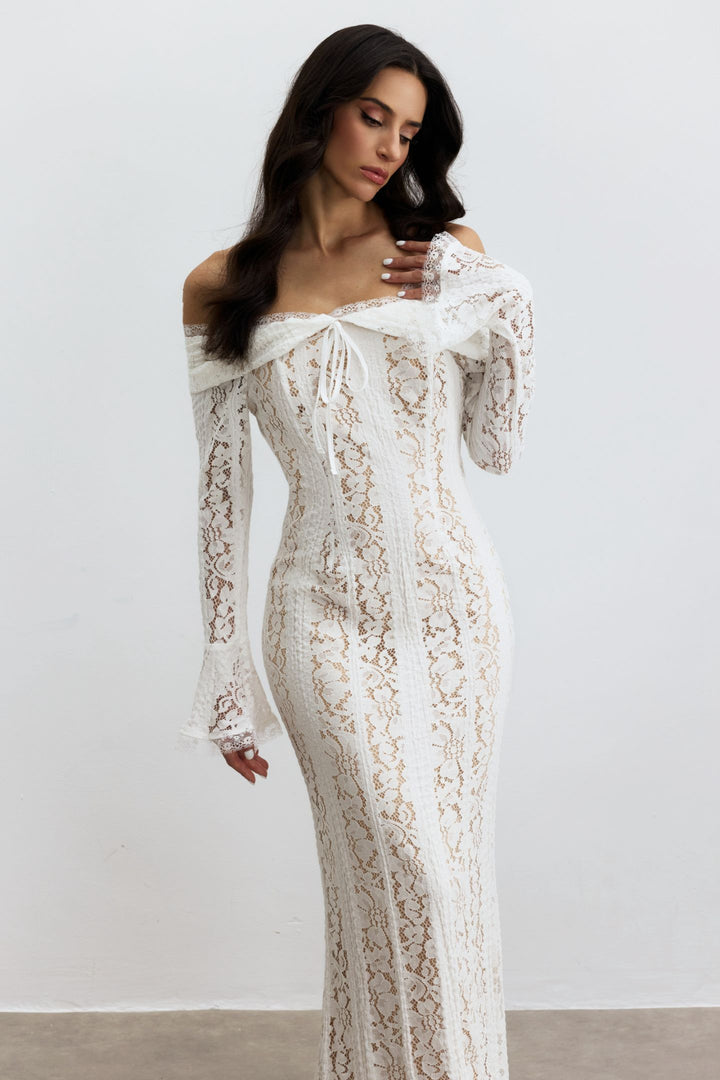 Model trägt das Emily schulterfreie Maxikleid - KYMA