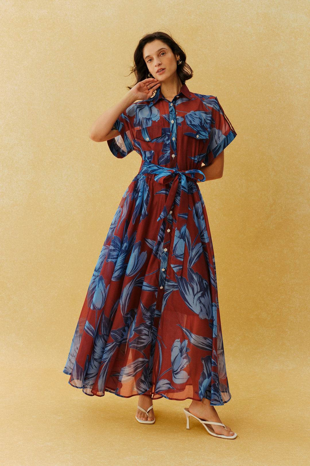 Burgunderfarbenes Maxikleid mit Blumenprint und kurzen Ärmeln - KYMA