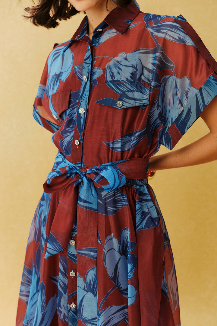 Frau im fließenden Sommerkleid - KYMA