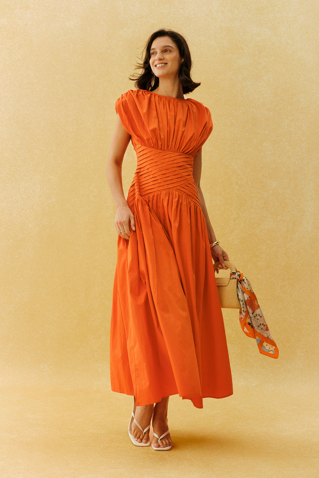 Model trägt Maxikleid orange - KYMA