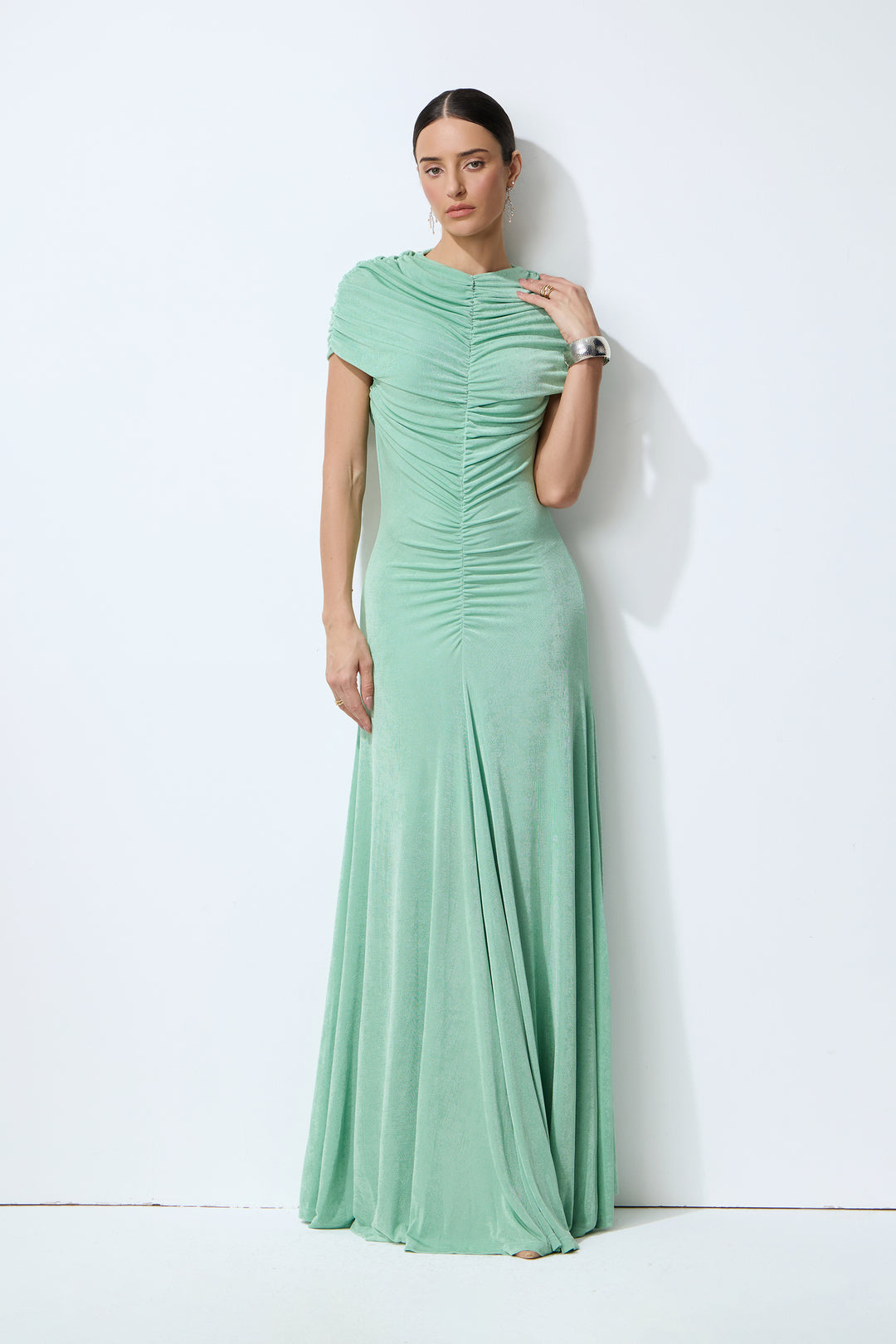 Grünes gerafftes Maxikleid mit kleinen Ärmeln - KYMA