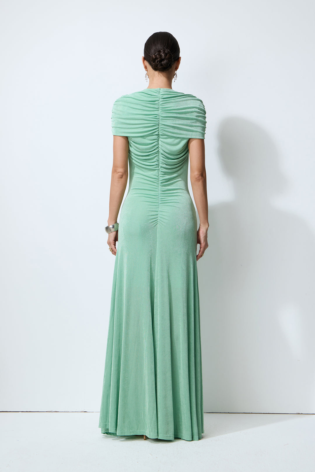 Grünes gerafftes Maxikleid mit kleinen Ärmeln - Model trägt Kleid - KYMA