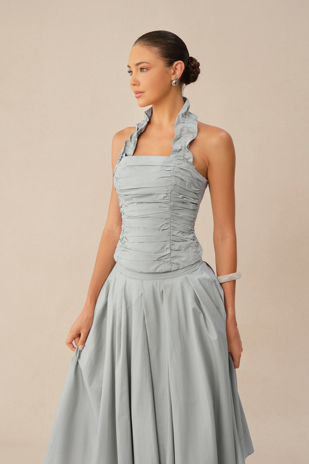 Graues Rüschen-Neckholder-Top mit Raffungen und asymmetrischem Rock-Set mit Model - KYMA