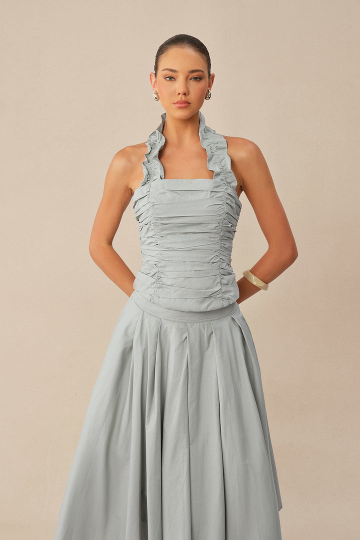 Model in grauem Rüschen-Top und asymmetrischem Rock - KYMA