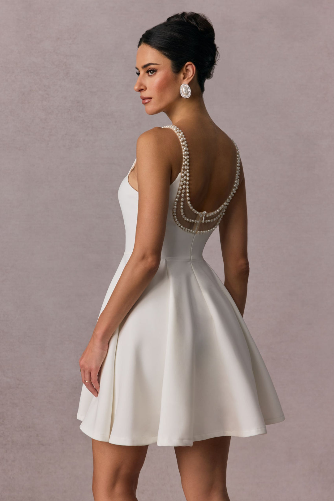 Detailaufnahme der Perlenverzierungen am Esther Kleid - KYMA