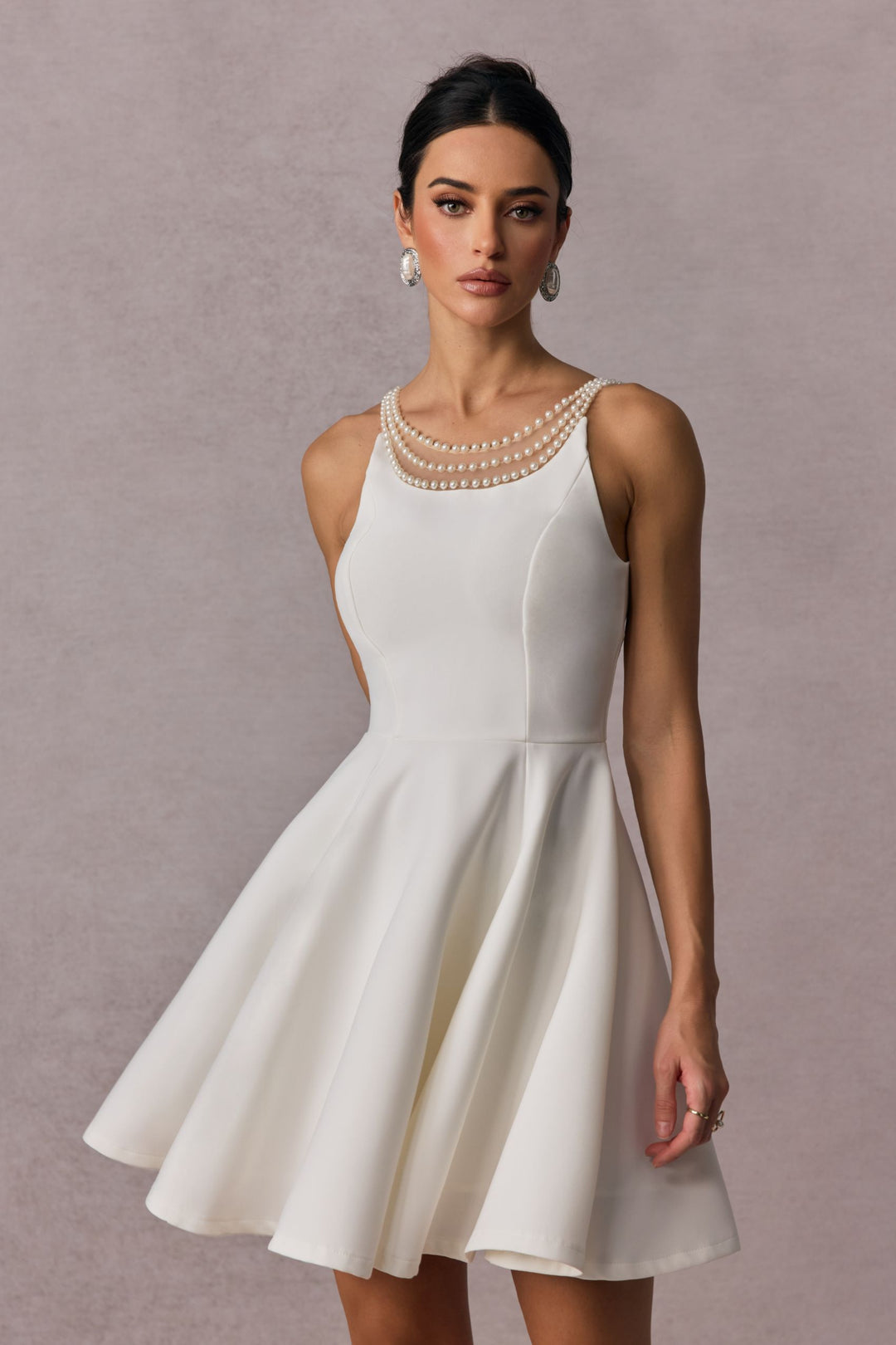 Model trägt das Esther Perlenkleid - KYMA