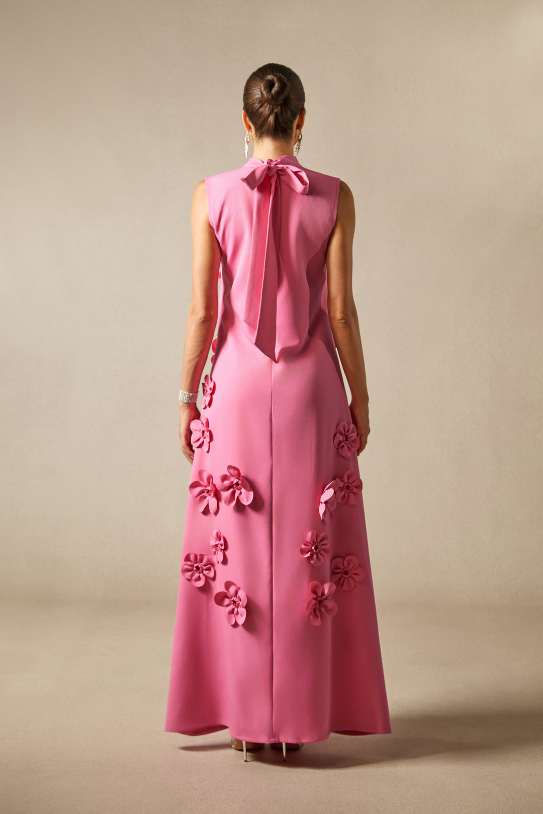 Detailansicht Blumenverzierung am Ethel Maxikleid