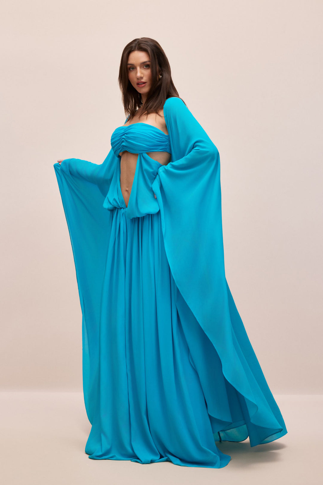 Das Maxikleid im Wind wehend - KYMA