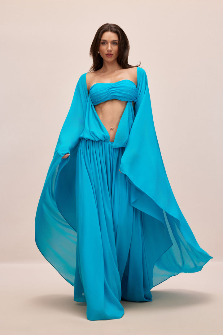 Model trägt das Eugenia Kleid bei einer Abendveranstaltung - KYMA