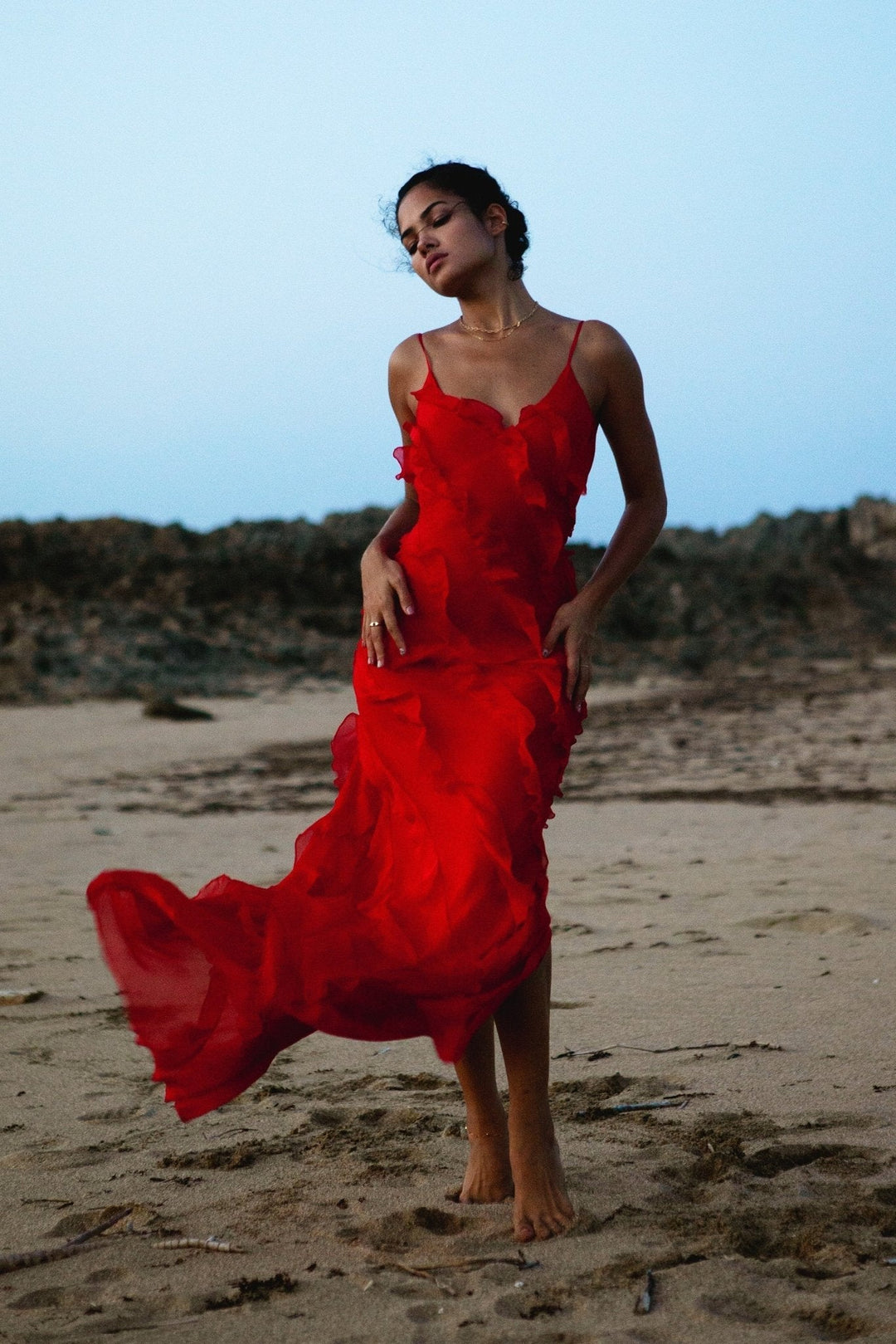 Rückansicht des Eve Chiffon Rüschen Maxi Slip Kleides mit V-Ausschnitt und Reißverschluss - KYMA