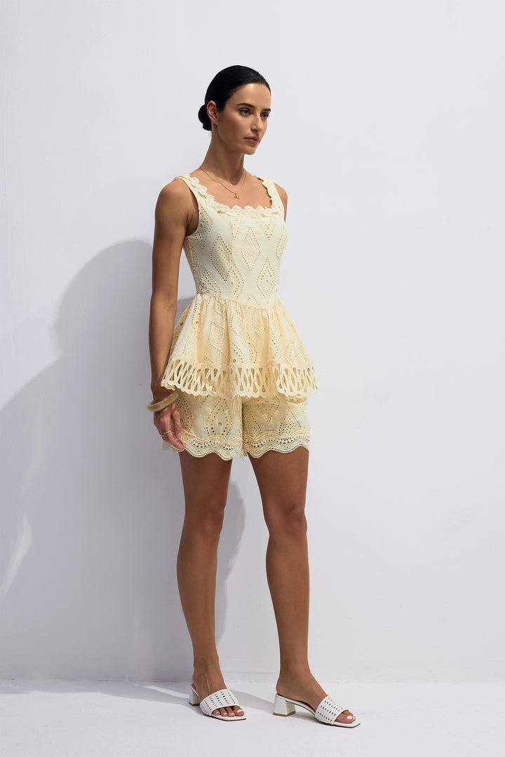 Fannie Set aus besticktem Oberteil mit eckigem Ausschnitt und Shorts Shortsansicht - KYMA