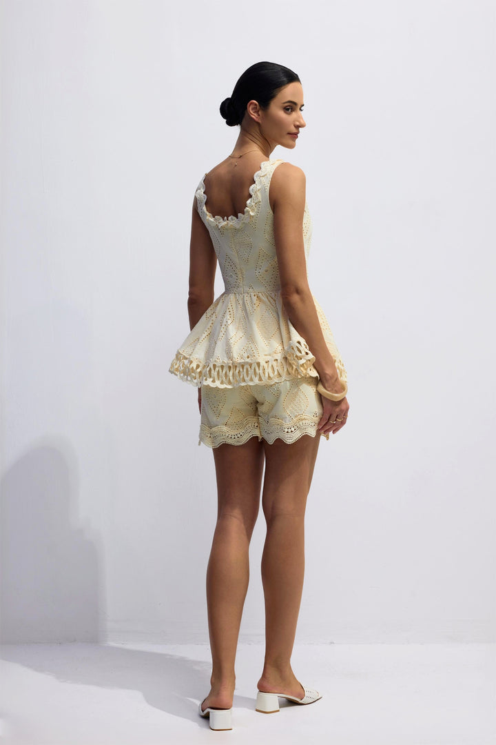 Fannie Set aus besticktem Oberteil mit eckigem Ausschnitt und Shorts am Model - KYMA