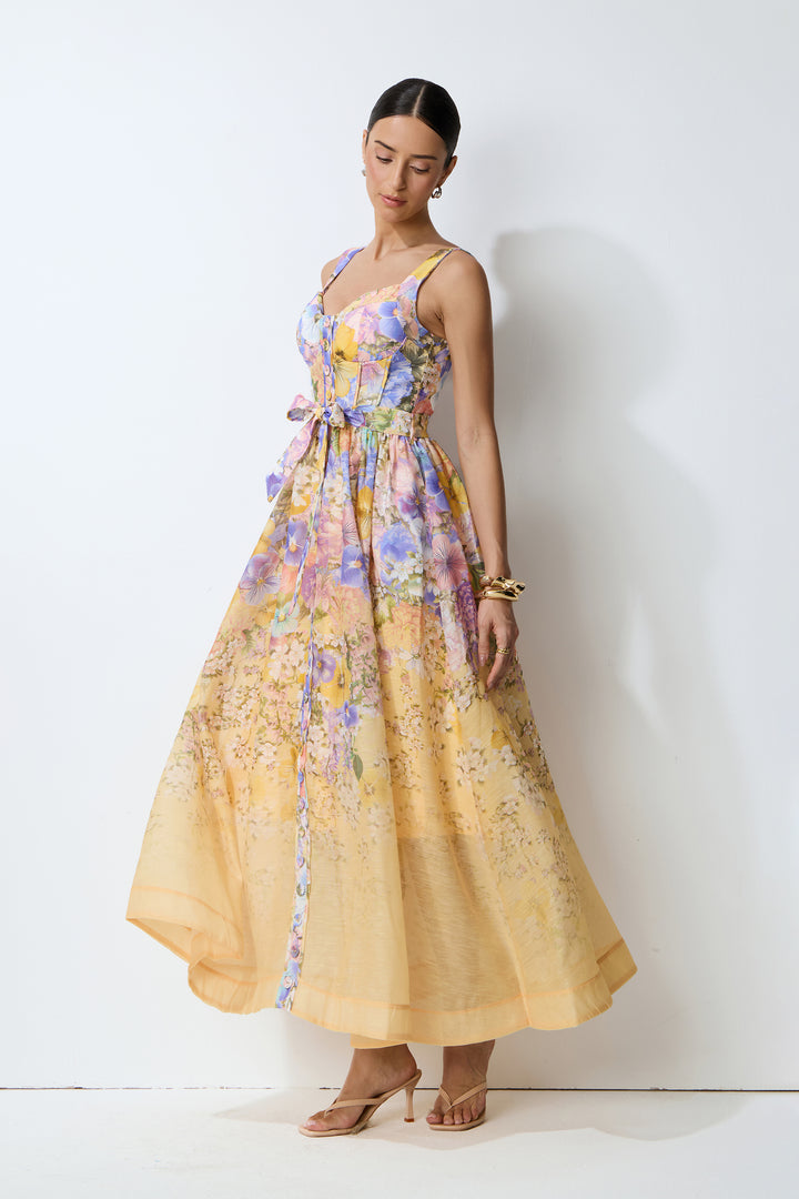 Model trägt das gelbe Blumen-Maxikleid