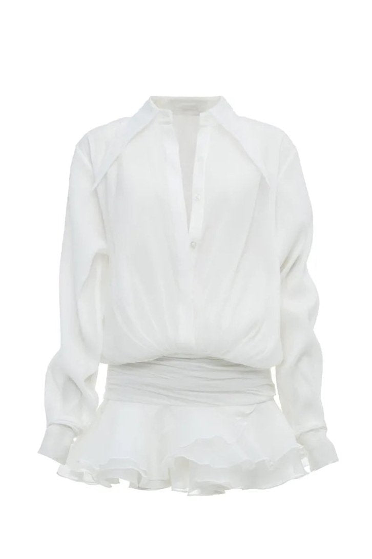 Felicia Chiffon Mini Shirt Dress White, Frau steht vor einer Wand und zeigt das Kleid – KYMA