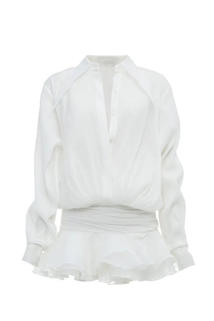 Felicia Chiffon Mini Shirt Dress White, Frau steht vor einer Wand und zeigt das Kleid – KYMA