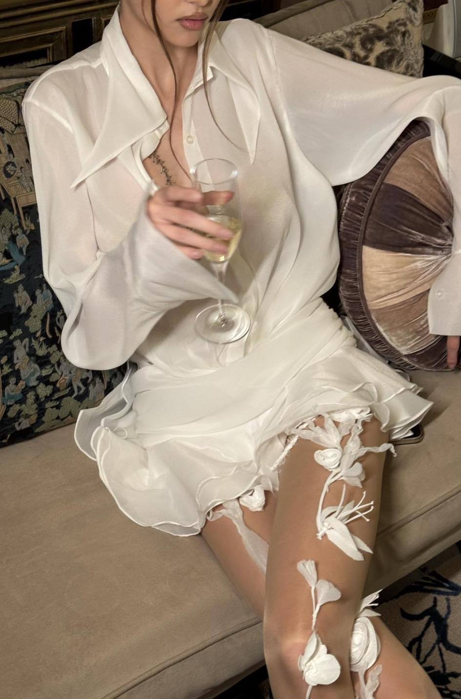 Felicia Chiffon Mini Shirt Dress White von der Rückseite, zeigt das seitliche Reißverschlussdetail –