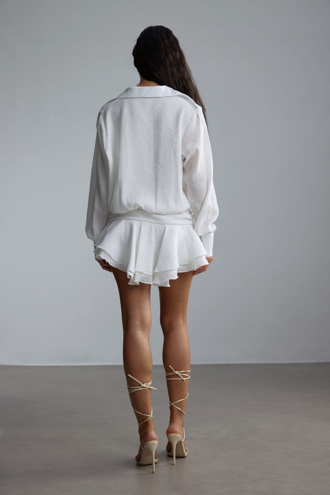 Verschwimmende Vorderansicht von Felicia Chiffon Mini Shirt Dress White – KYMA