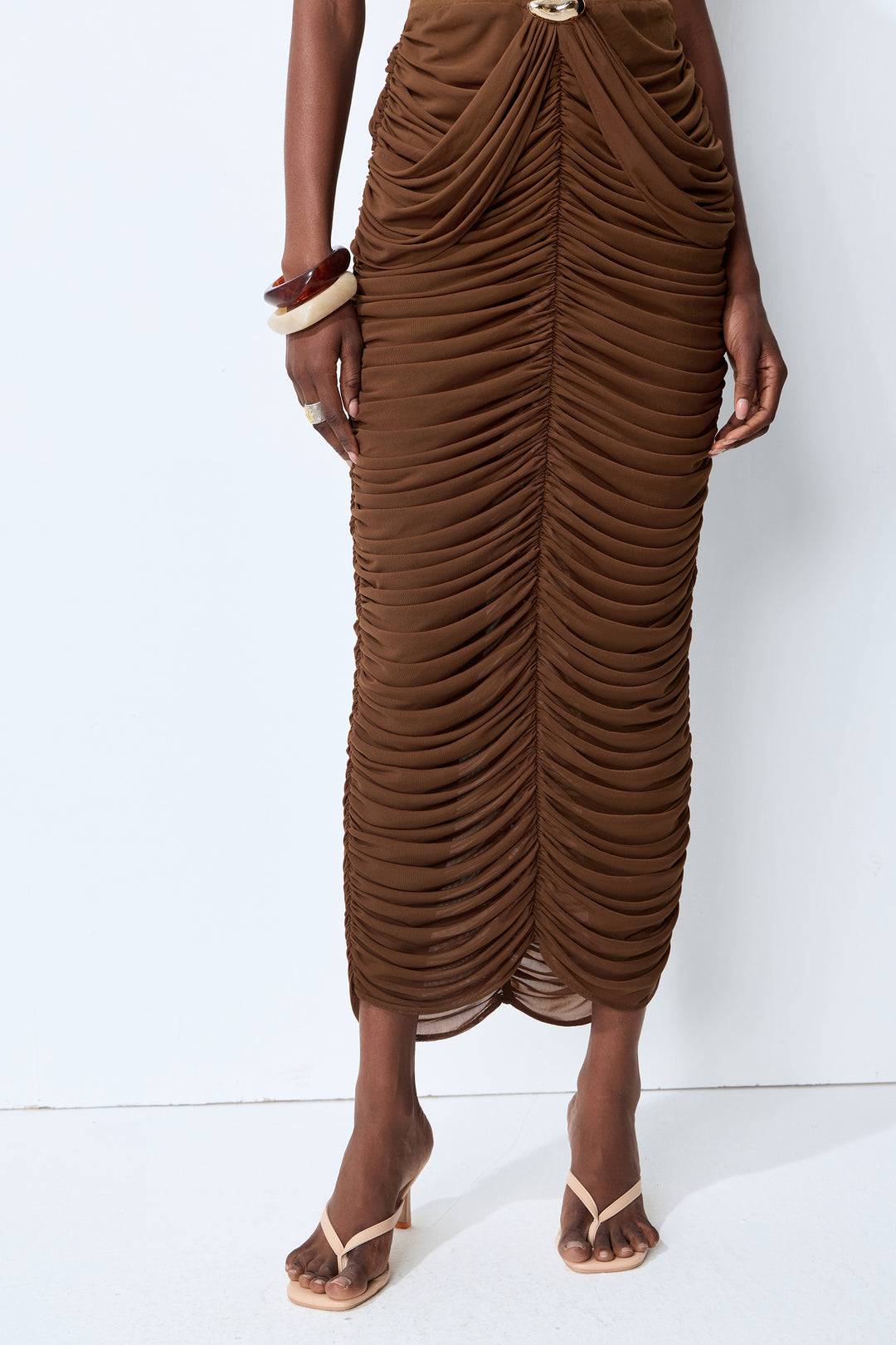 Figurbetontes Maxi-Kleid mit tiefem V-Ausschnitt und Raffung – KYMA