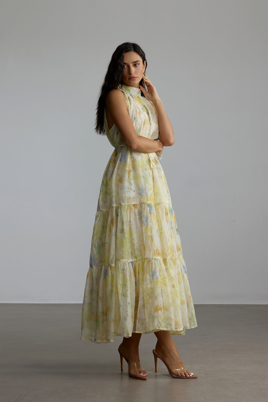 Hoher Kragen und ärmelloses Design des Fiona Kleides - KYMA