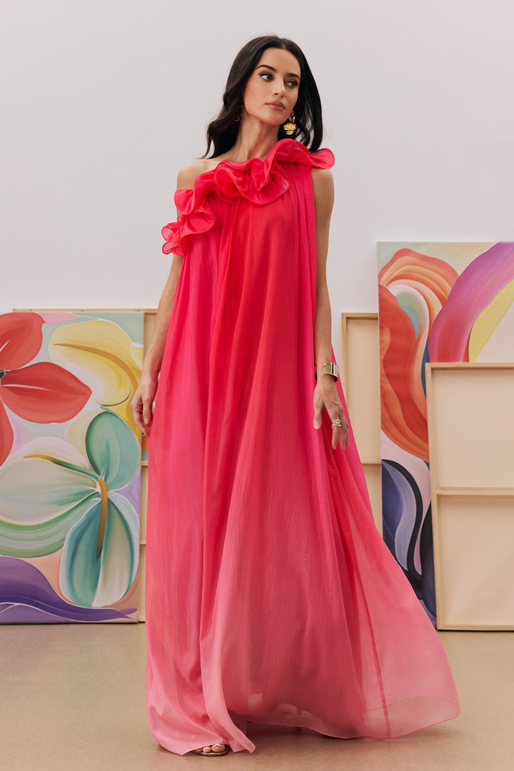 Fiona One-Shoulder Gradient Maxikleid – Model trägt Kleid