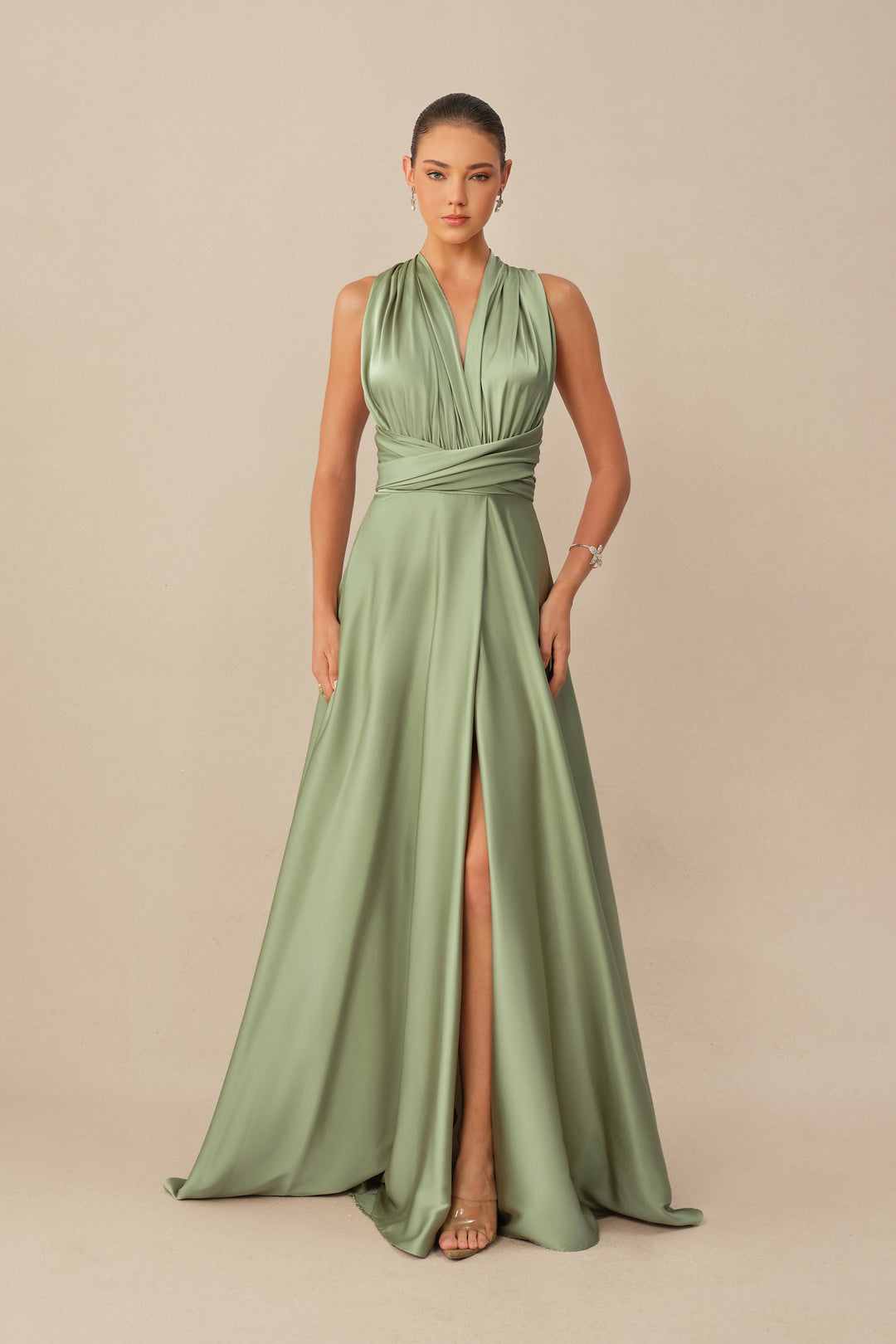 Salbeigrünes Satin Maxikleid mit V-Ausschnitt und hohem Schlitz - KYMA