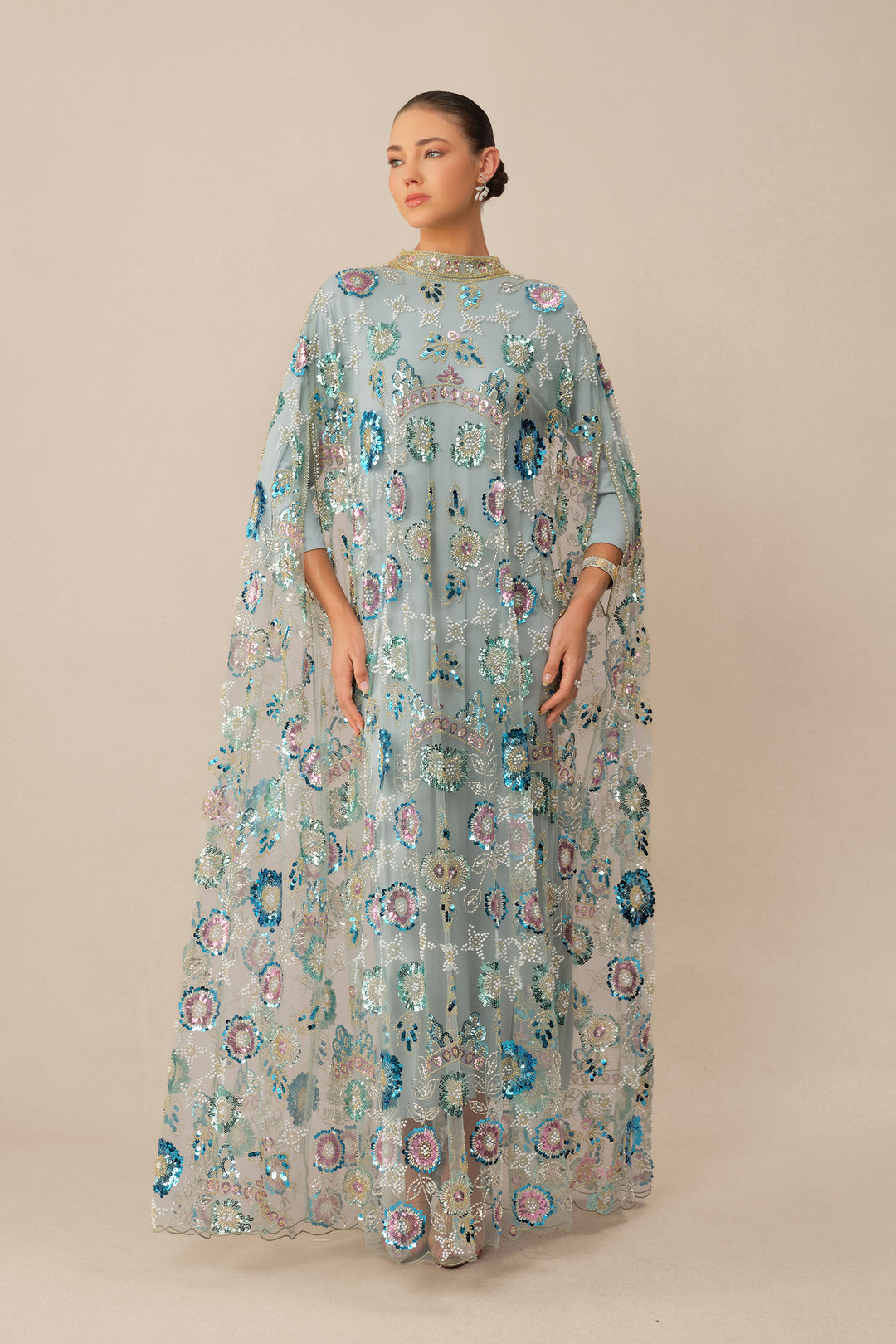 Blaues Maxikleid mit floralen Pailletten und Cape-Ärmeln - KYMA