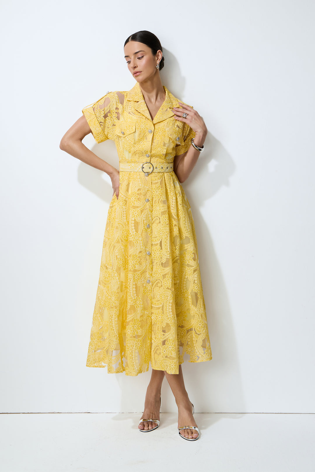 Modell trägt das Kleid mit Taillengürtel