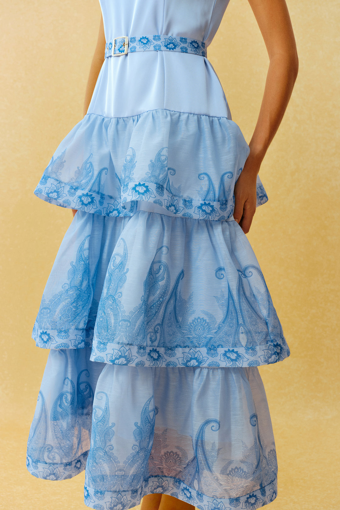Forever Yours blaues Maxikleid mit Paisley-Print und eckigem Ausschnitt Detail Ausschnitt