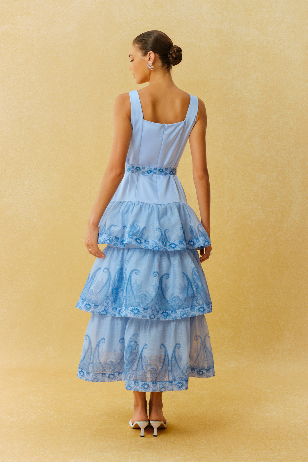Forever Yours blaues Maxikleid mit Paisley-Print und eckigem Ausschnitt Model