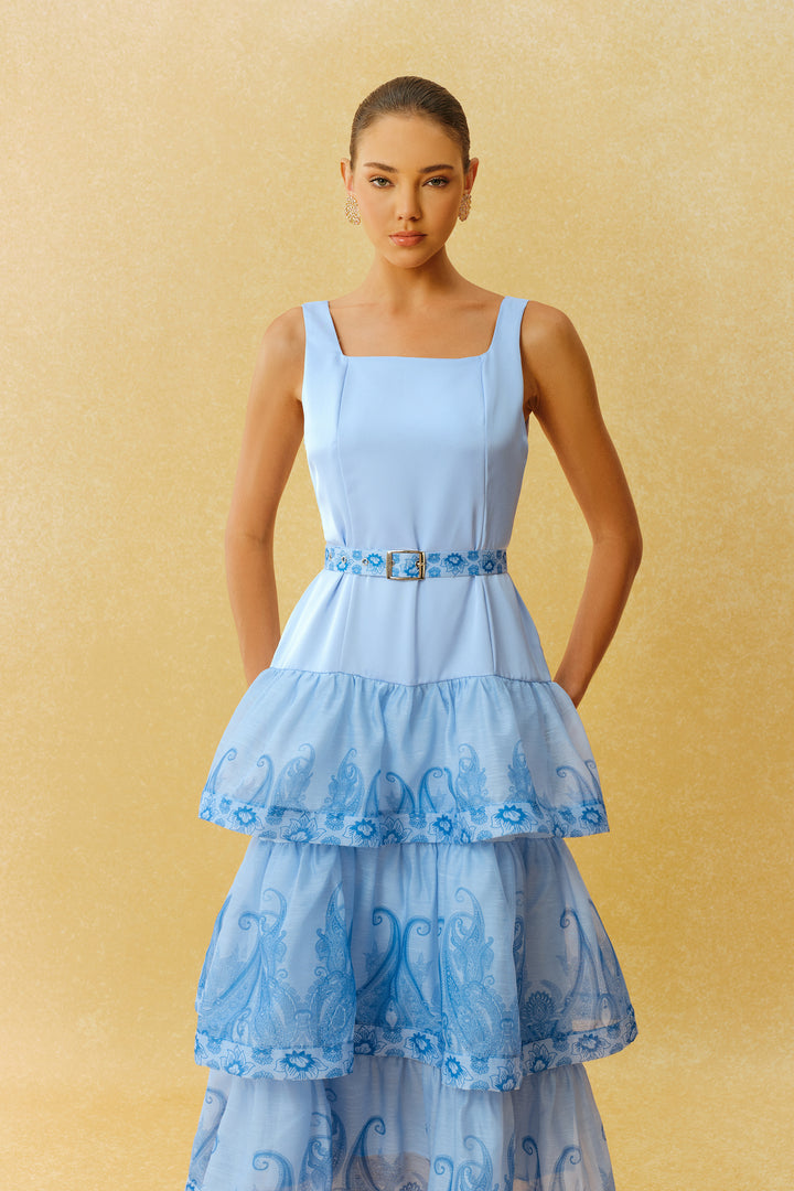 Forever Yours blaues Maxikleid mit Paisley-Print und eckigem Ausschnitt am Strand